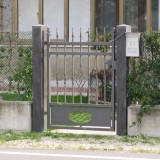 Cancelletto pedonale in ferro battuto e lamiera