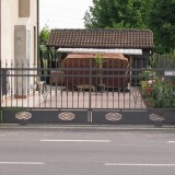 Cancello in ferro battuto e lamiera