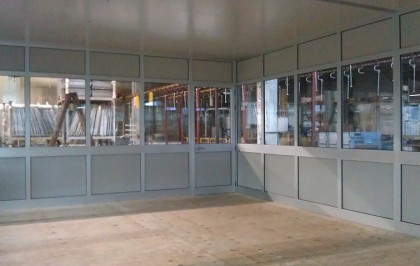Ufficio completo di serramenti in alluminio e copertura in pannelli sandwich